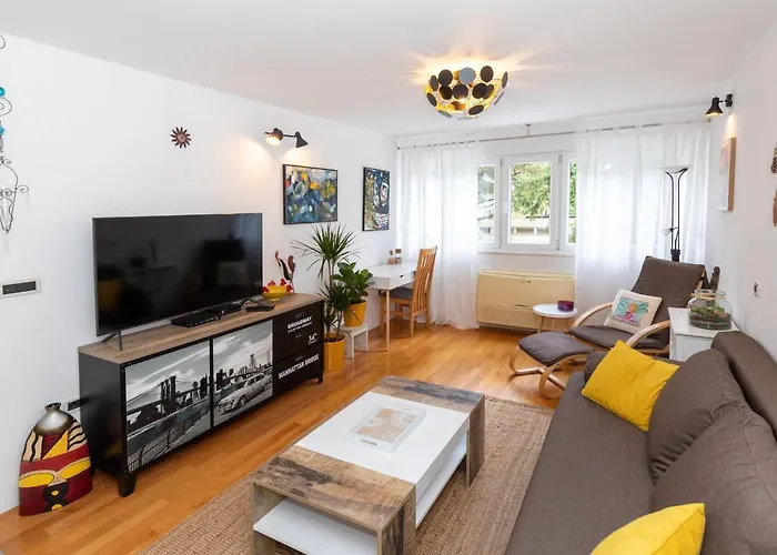 Spacious Split Apartment - Balcony & Near Old Town